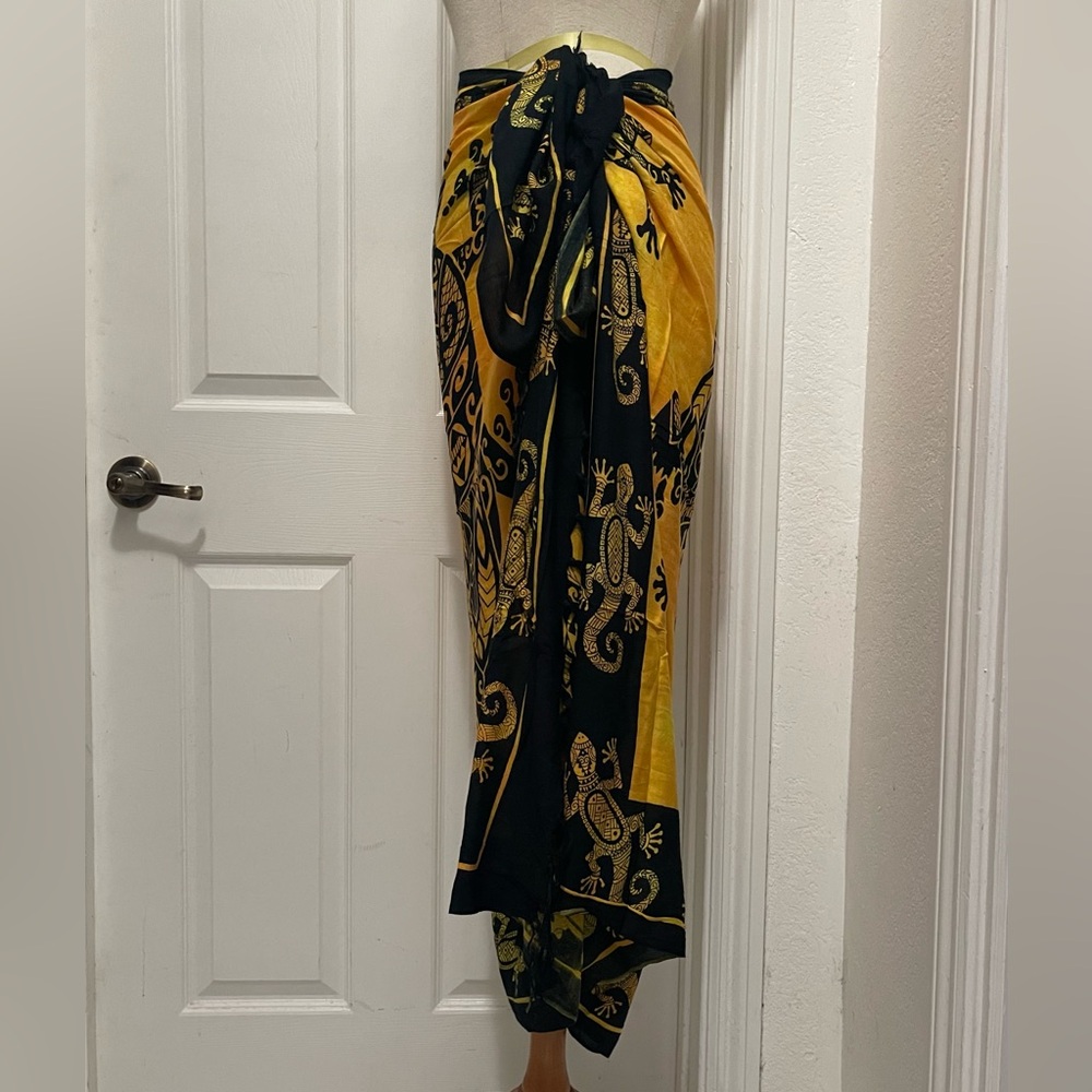 SARONG Gold Yellow Black Gecko Print Sarong Wrap Shawl Scarf Puerto Galera - New - Picture 4 of 8
